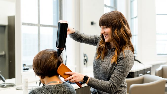 I dag herinde skal vi tale om extensions frisør, som er en salon, som virkelig kan hjælpe dig. Derfor vil jeg fortælle dig om det i dag herinde på bloggen